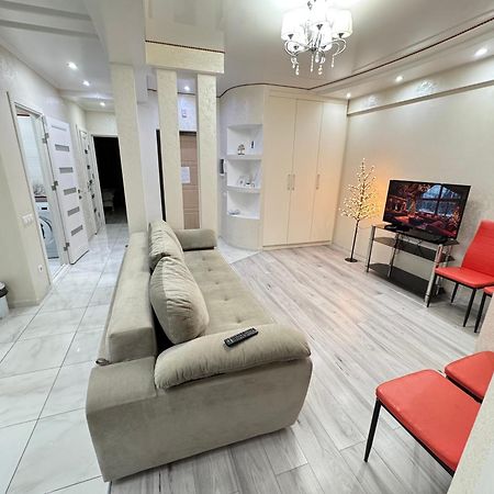 Two Bedroom Large Apartment In 基希讷乌 外观 照片