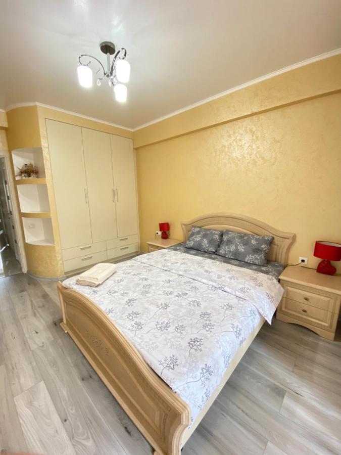 Two Bedroom Large Apartment In 基希讷乌 外观 照片