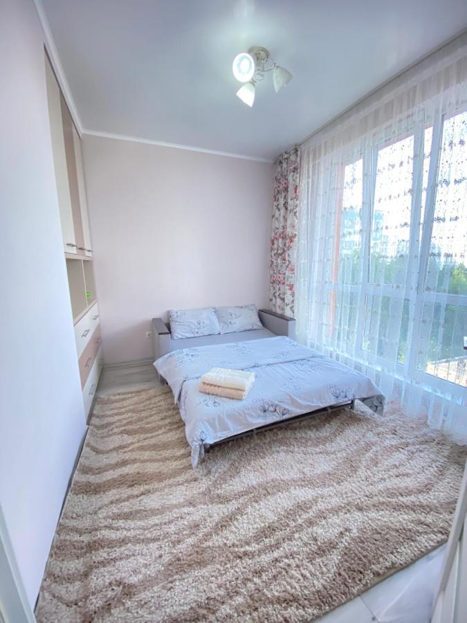 Two Bedroom Large Apartment In 基希讷乌 外观 照片