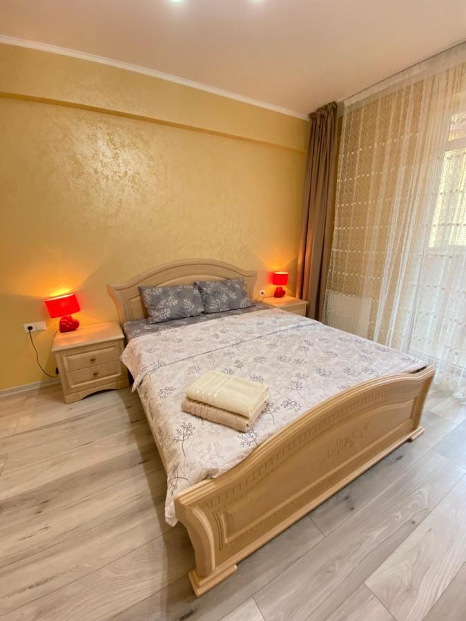 Two Bedroom Large Apartment In 基希讷乌 外观 照片