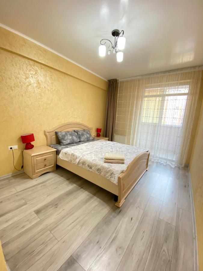 Two Bedroom Large Apartment In 基希讷乌 外观 照片
