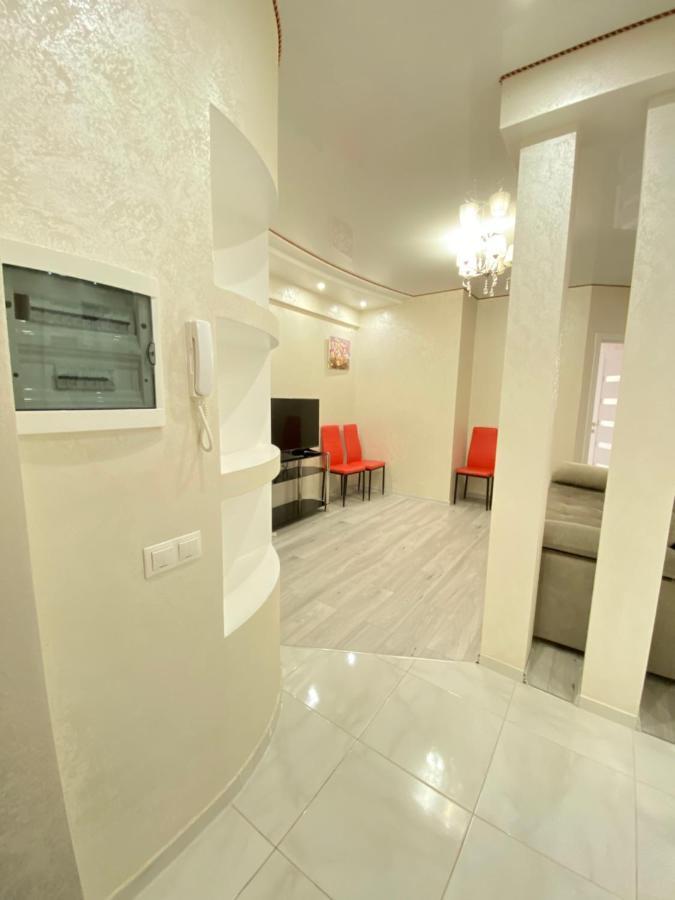 Two Bedroom Large Apartment In 基希讷乌 外观 照片