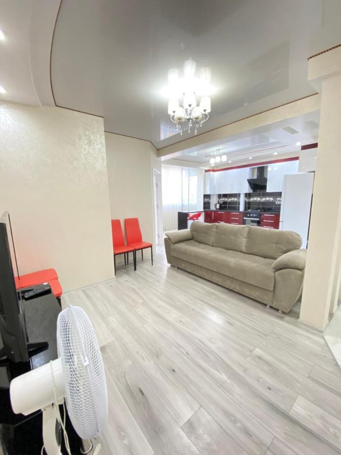 Two Bedroom Large Apartment In 基希讷乌 外观 照片