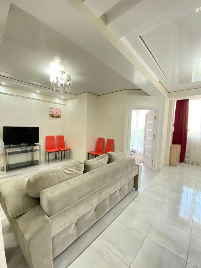 Two Bedroom Large Apartment In 基希讷乌 外观 照片