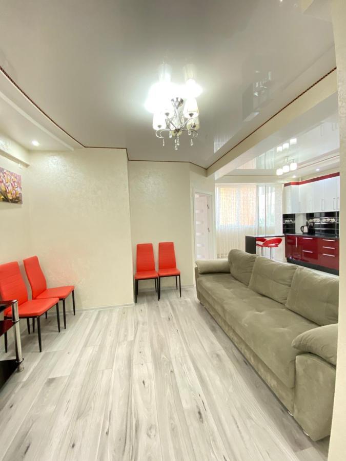 Two Bedroom Large Apartment In 基希讷乌 外观 照片