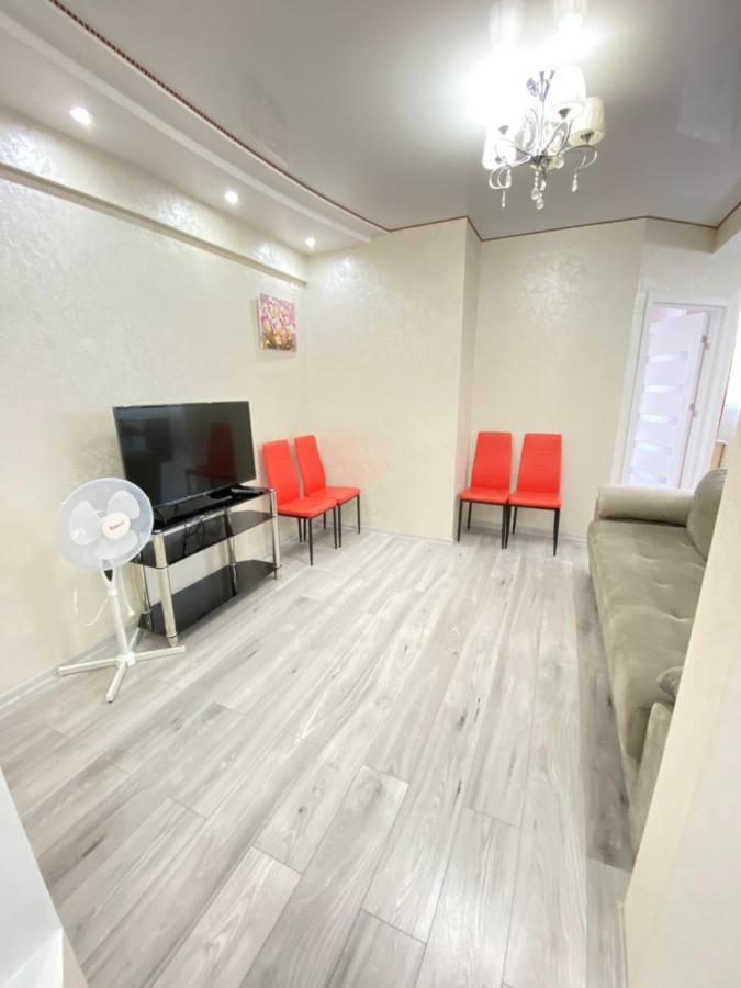 Two Bedroom Large Apartment In 基希讷乌 外观 照片