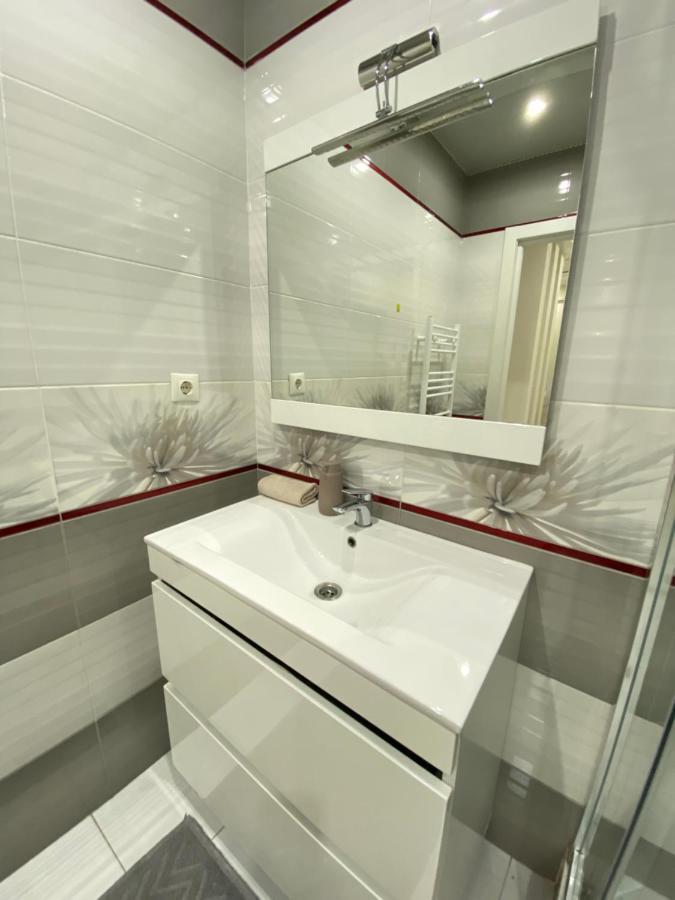 Two Bedroom Large Apartment In 基希讷乌 外观 照片