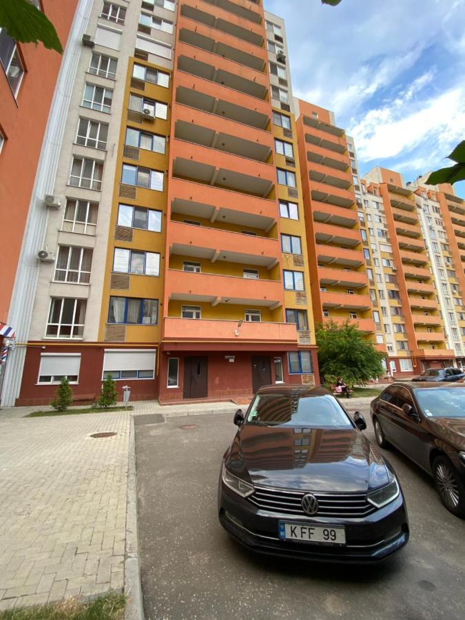 Two Bedroom Large Apartment In 基希讷乌 外观 照片