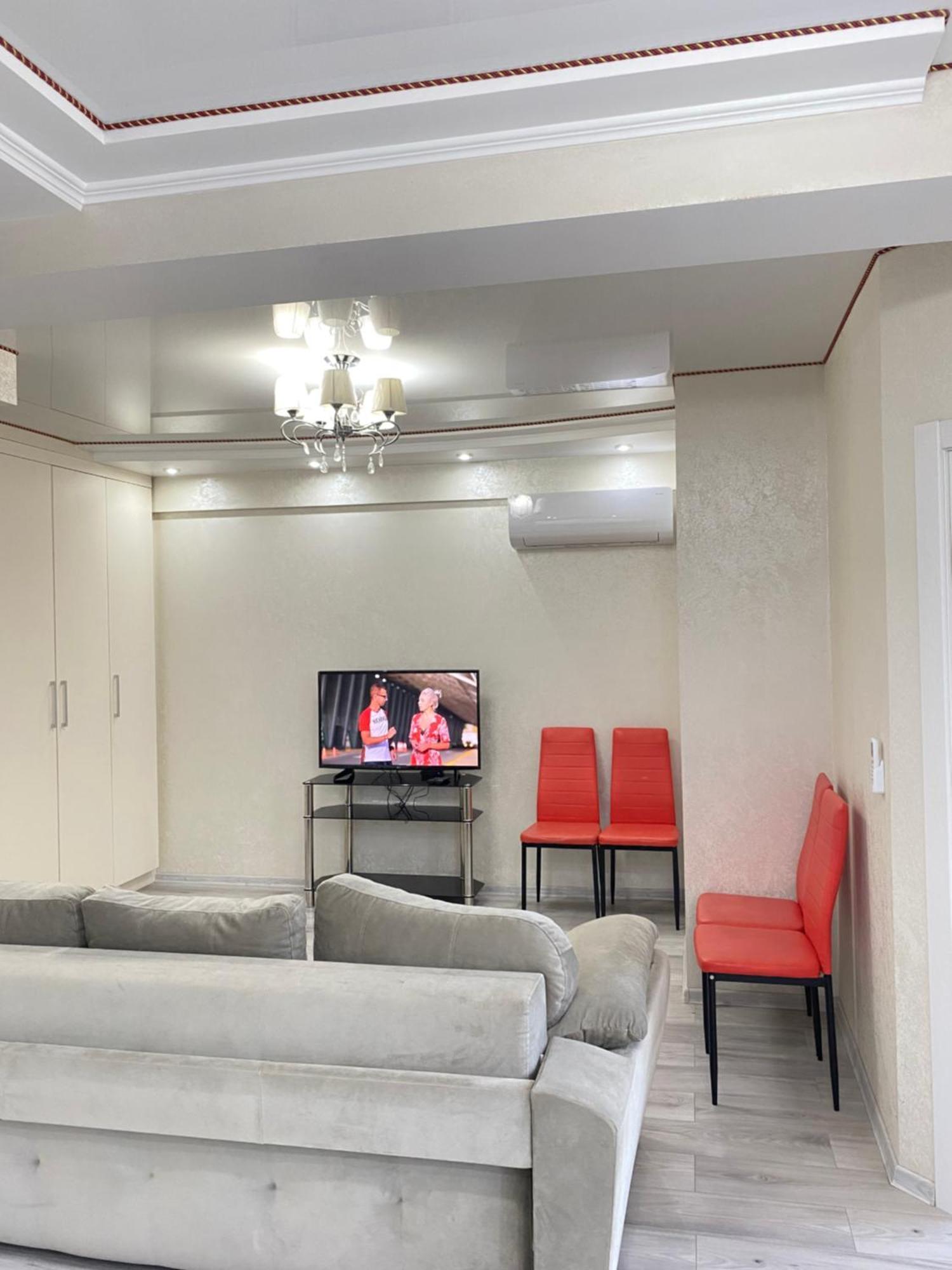 Two Bedroom Large Apartment In 基希讷乌 外观 照片