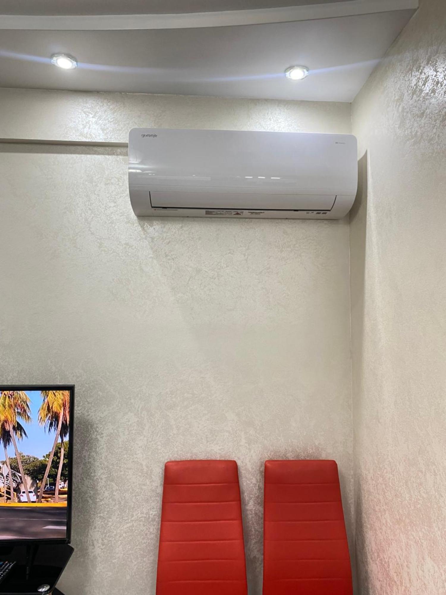 Two Bedroom Large Apartment In 基希讷乌 外观 照片