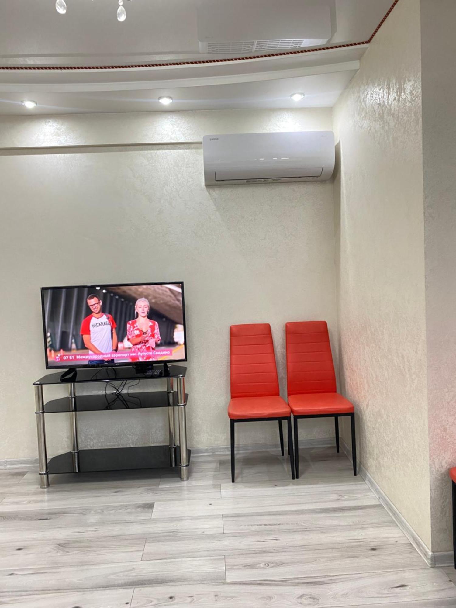 Two Bedroom Large Apartment In 基希讷乌 外观 照片